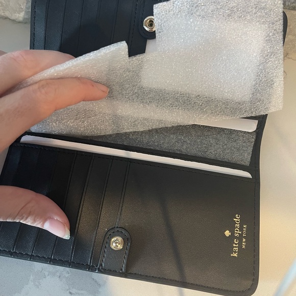 Kate spade ♠️ wallet black bailey flaw is on back of wallet new with tags - Picture 4 of 13
